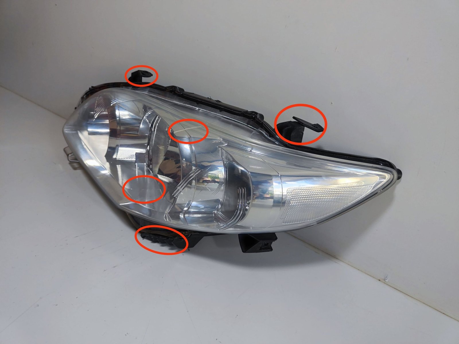 Carcaça Farol Lado Esquerdo Corolla 2012 Ate 14 Arteb Avaria - Imagem 3