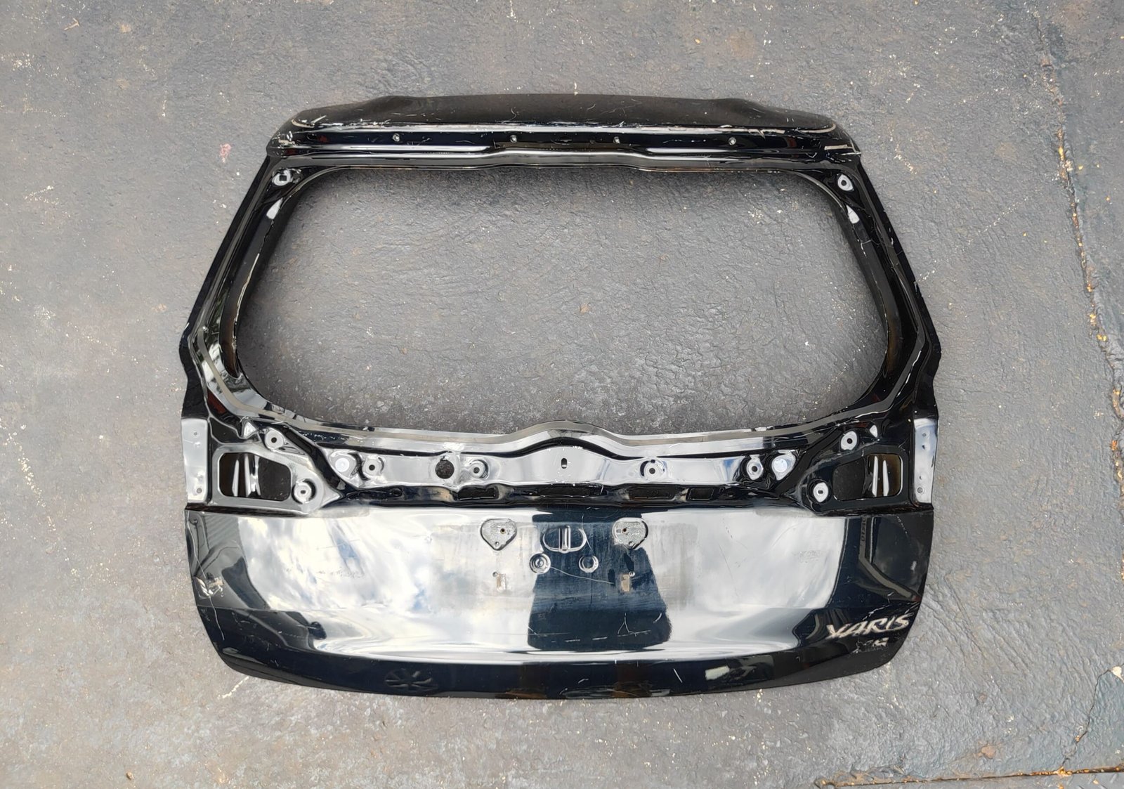 Tampa Traseira Yaris Hatch 2018 até 2025 Orig Amassada Léia - Imagem 2
